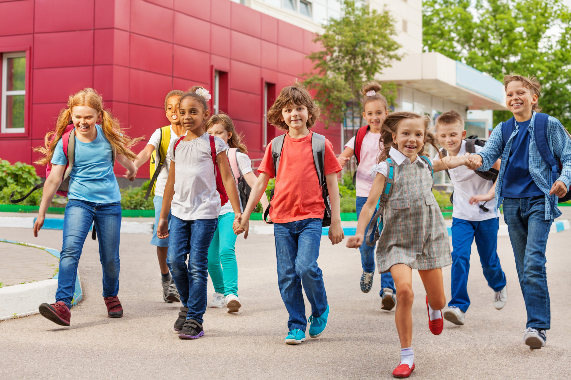 School is waiting. Школьники на улице. Дети улицы. Дети бегут в школу. Дети бегут со школы по улицам.